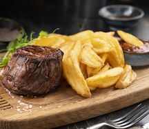 Стейк филе миньон с картофелем и томатным соусом