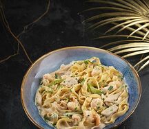 Спагетти с курицей и креветками в сливочно-устричном соусе