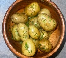 Отварной картофель с зеленью и сливочным маслом