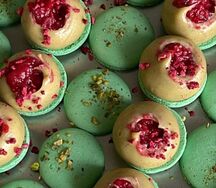 Макаронс фисташка-малина