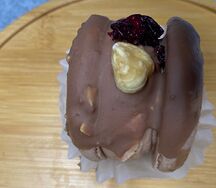 Макаронс с фундуком и вишней