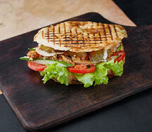 Шаурма в хрустящей булочке