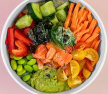 Поке Лосось и кофе на выбор