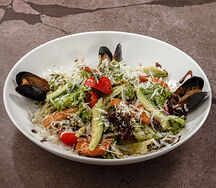 Салат с авокадо и морепродуктами