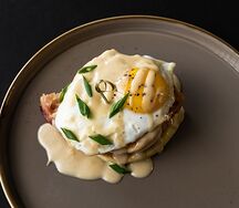 Сытные панкейки с яйцом и беконом