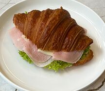 Круассан с ветчиной 