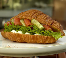 Круассан с форелью