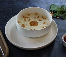 Каша овсяная с ягодой и орехами
