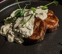 Медальоны из теленка в грибном соусе