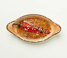 Печеный острый перец в чесночном соусе