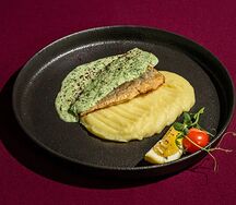 Филе дорадо со шпинатным соусом