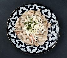 Жаровня из курицы в сливочном соусе с грибами и овощами