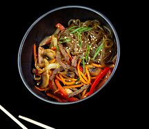 Бататная лапша с курицей терияки