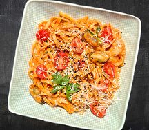 Паста Песто Россо с мидиями