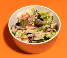 Салат овощной с фалафелем