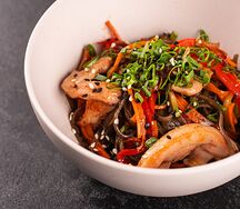 Лапша соба с курицей и овощами