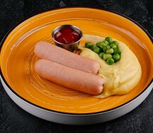 Картофельное пюре с сосисками и зеленым горошком