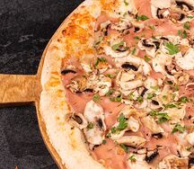 Пицца с ветчиной и грибами