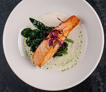 Стейк из форели в соусе белое вино