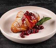 Круассан с заварным кремом и томленой вишней