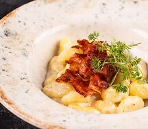 Картофельные ньокки с хрустящим беконом