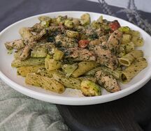 Паста с курицей и соусом песто