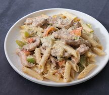 Паста с курицей в сливочном соусе