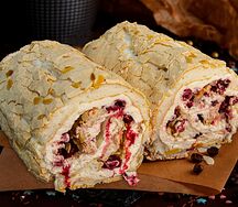 Меренговый рулет с вишней