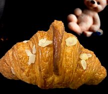 Круассан с варёной сгущёнкой