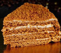 Медовик нарезное пирожное