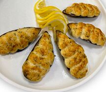 Мидии запеченные под сырно-чесночным соусом