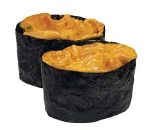 Гункан с лососем