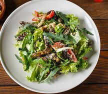 Теплый салат с говядиной и орехами