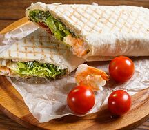 Шаурма с тигровыми креветками и вяленными томатами