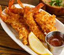 Тигровые креветки в темпуре с соусом свит чили