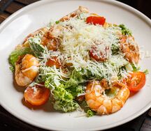 Салат Цезарь с креветками