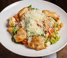 Салат Цезарь с курицей