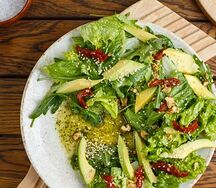 Зеленый салат с авокадо, вялеными томатами и песто