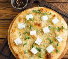 Фокачча с чесночным маслом, травами и сыром фета