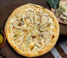 Пицца с грушей и сыром дорблю