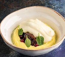 Говяжья щека, сырный мусс, пюре из картофеля, вяленая клюква, яблоко