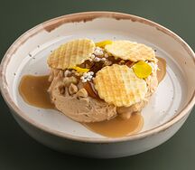 Карамельный крем, цукаты из грибов, хрустящая вафля 