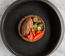 Шоколадное суфле, шоколадный ганаш и сезонные фрукты 