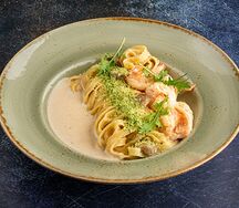 Паста с креветками и кальмаром в сливочном соусе