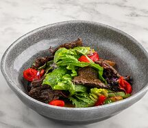 Ростбиф, микс зелени, печеный перец