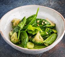 Зелёный салат, авокадо, крем из брокколи