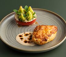 Запечённая куриная грудка, стейк из томата, брокколи, ореховый соус