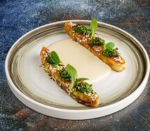 Обжаренный баклажан с соусом из орехов