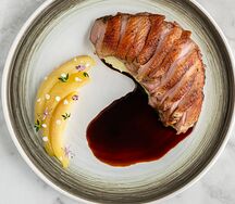 Утиное филе, картофель, груша маринованная, куриный демиглас