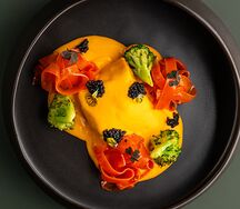 Форель, лимонно-морковный крем, брокколи, цукаты из моркови, икра палтуса 